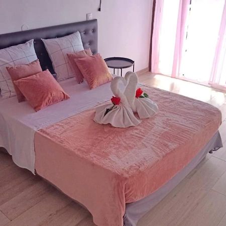 Duplex Rose Porcelaine - Vue Mer- Malendure Bouillante Extérieur photo